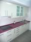 cocina formica blanca y silestone berengena